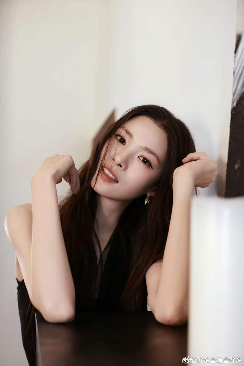 张艺上浪姐初舞台造型 黑长直配白蛋糕裙太绝！清清爽爽的校园初恋感，和剧里反差拉满