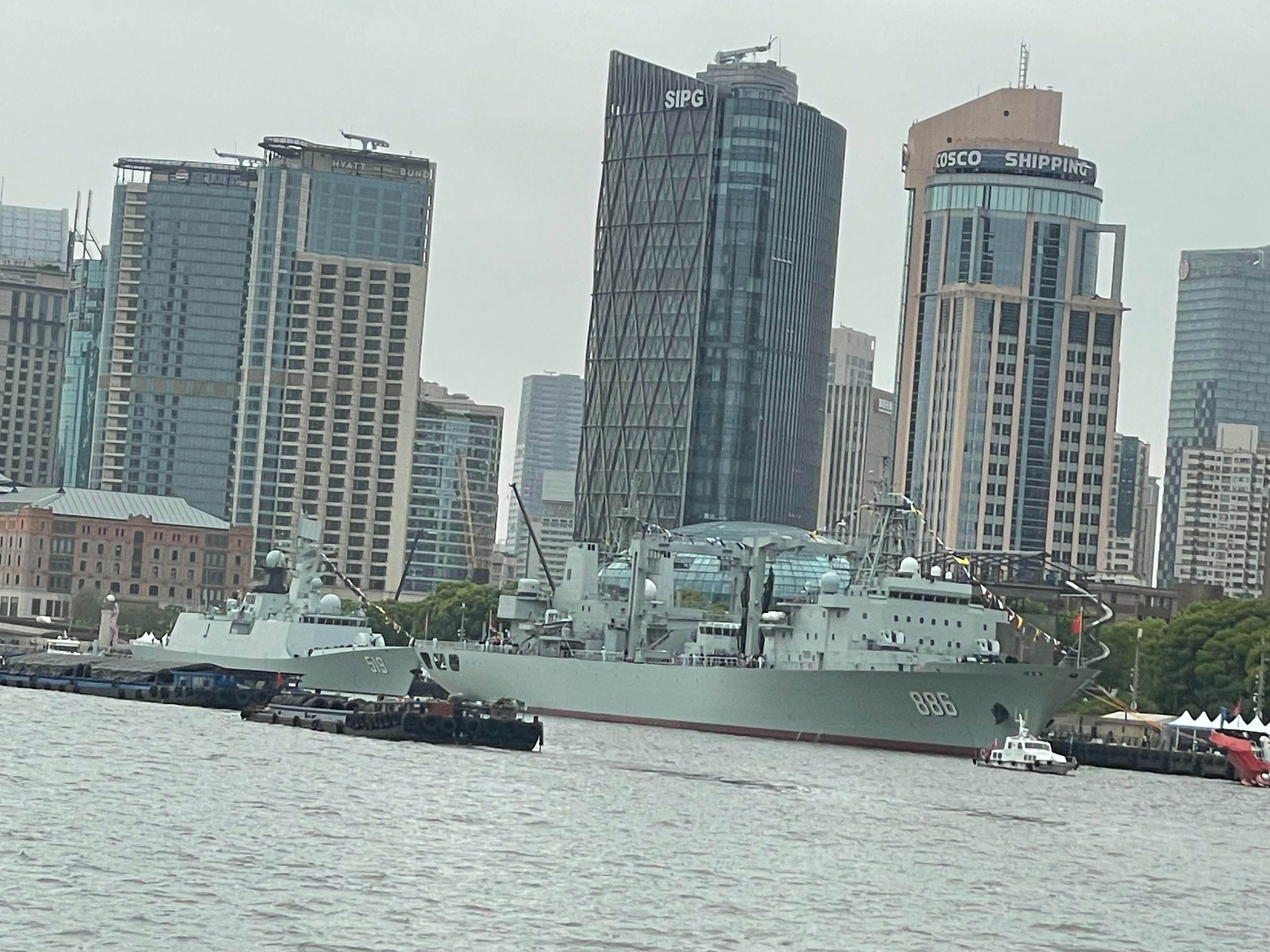 黄浦江畔的两艘大军舰在供上海市民参观！