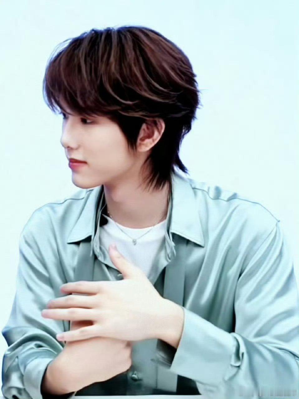 马柏全绿色丝绸衬衫马柏全穿绿色丝绸衬衫好好看呀 小王子