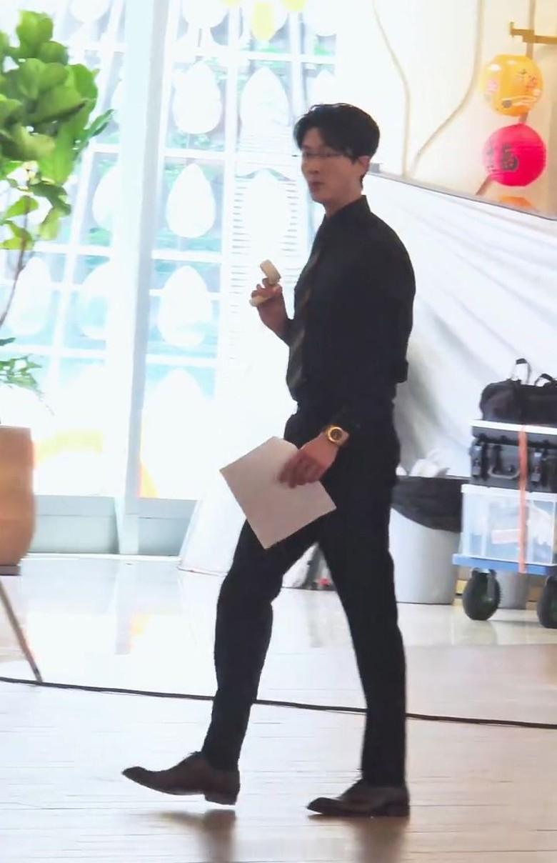 视帝王浩信首度搭档台湾金钟视后贾静雯主演的10集短剧《紫色大丽花》早前开机，王浩