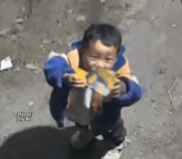 看得鼻酸！留守小男孩举着玩具包装纸对着监控，一遍遍盼着爸爸能看见给他买，这一幕真