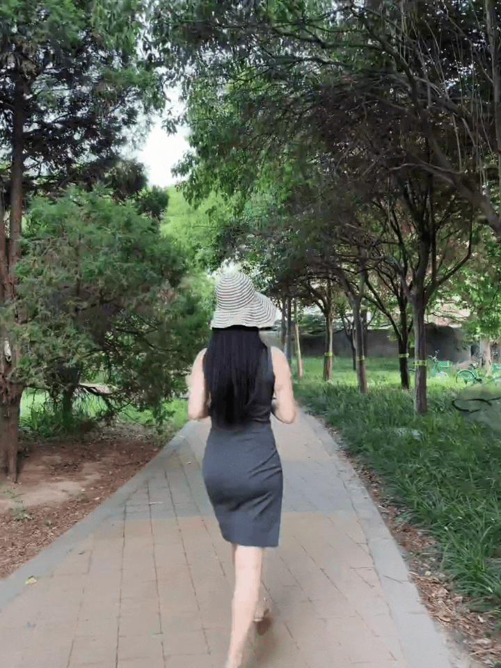 公园里遇到正在出片的美女姐姐！