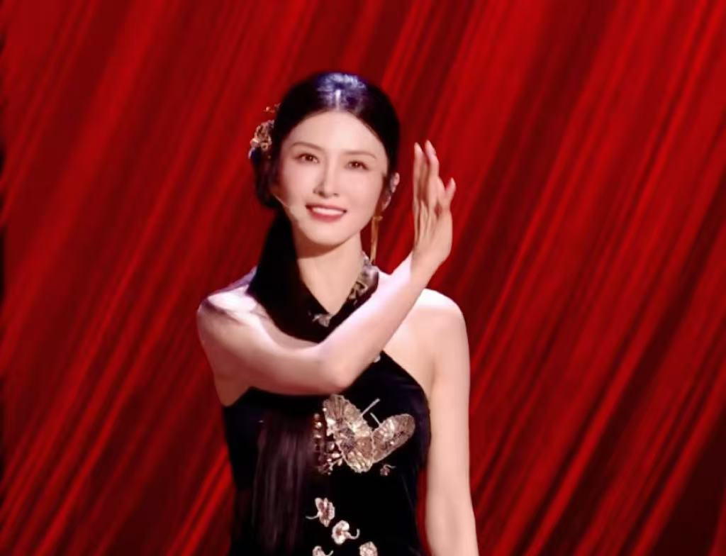 侯宇为徐洁儿发声侯宇夸徐洁儿舞台 红绸舞的美感和徐洁儿吟唱的空灵感，在《锁》里结