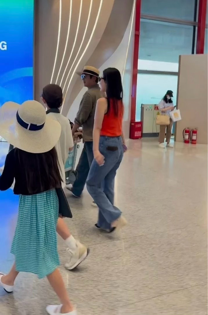 杜江霍思燕挽手热聊 好温馨好幸福的一家四口 ​​​