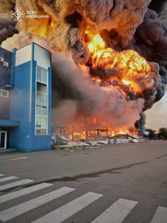 死伤惨重！90枚导弹、600架无人机突袭基辅，"榛树"导弹10倍音速击穿乌大楼
