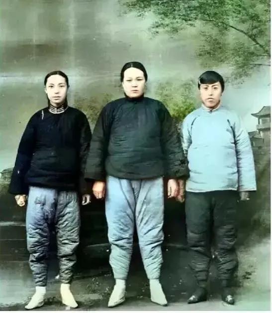 1936年，一个寒冷的冬日，三名女子在一家照相馆，留下了这张珍贵的留影。照片中的