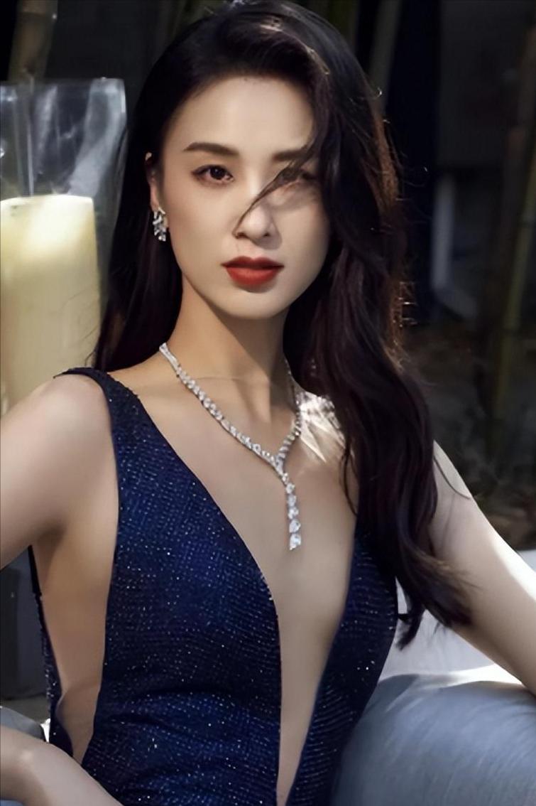 演员黄圣依深情回忆道，家中那位即将迈入九十岁高龄的婆婆，竟是杨子集团最初创业资金