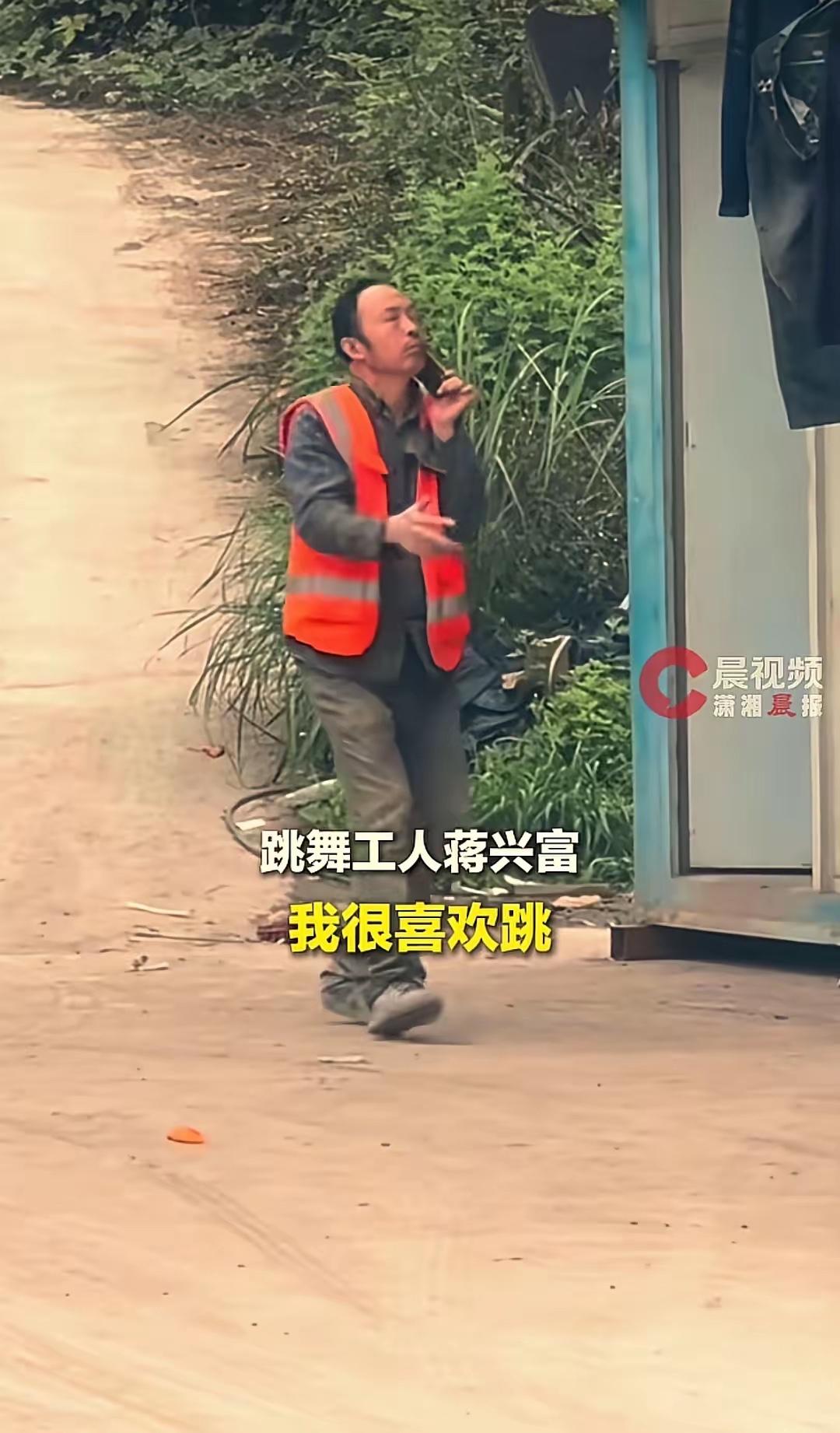 这才是精神富有。重庆，59岁工地大叔不爱玩手机，也不爱刷视频，每天一有空就用手机