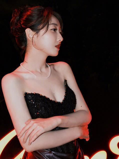 曝蒋梦婕恋情 狗子蹲到蒋梦婕与一男子同回住处，工作室回应称是外地朋友来京聚餐，蒋