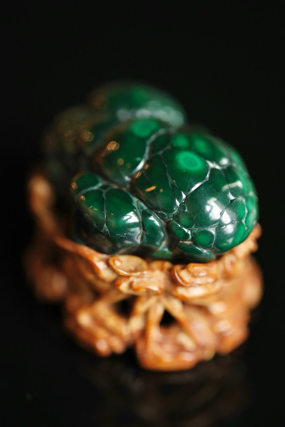 孔雀石 | 山子孔雀石呈凝润浓绿，层叠纹理如青山叠翠，金砂点点似星落山间，浑然天