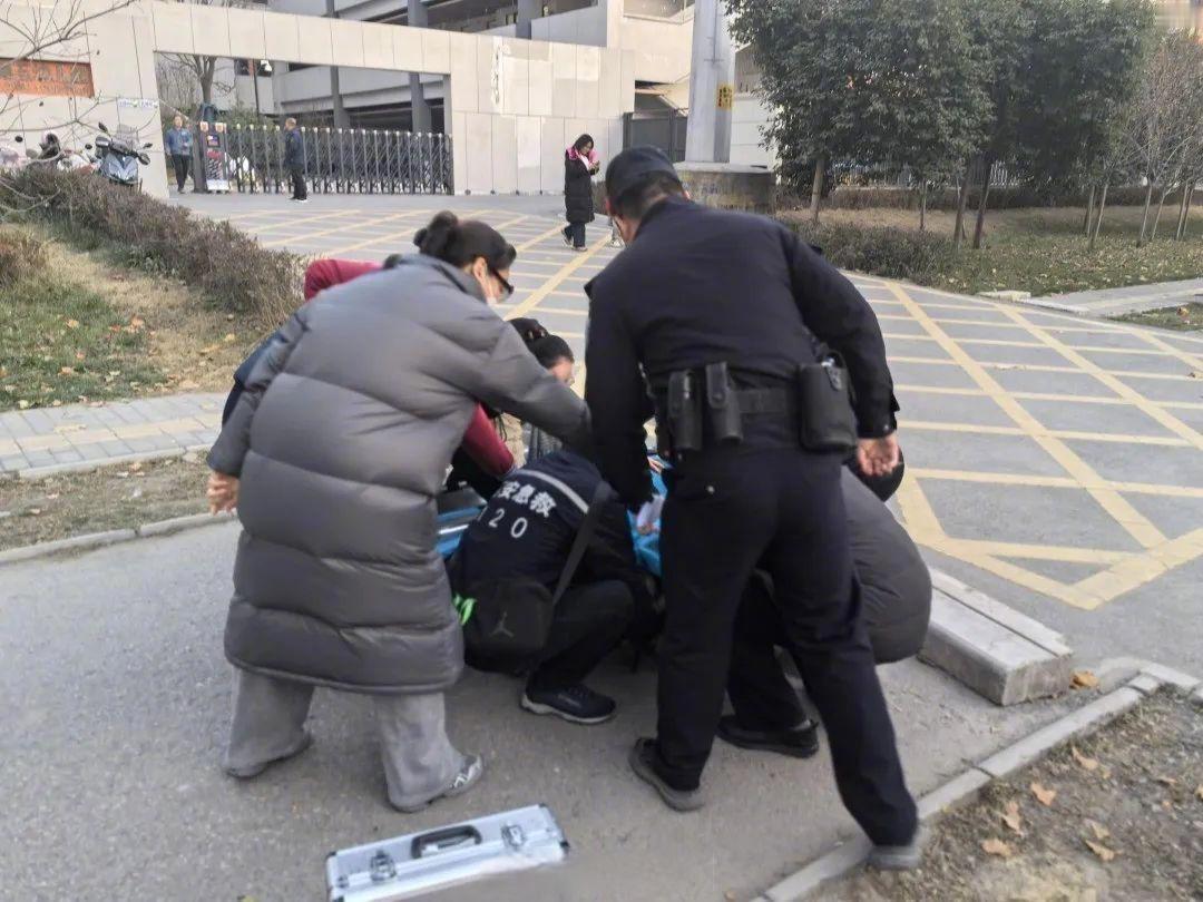 官方回应来了！
张家界家长护学岗突然倒地
这事儿真该说道说道

张家界永定区一位