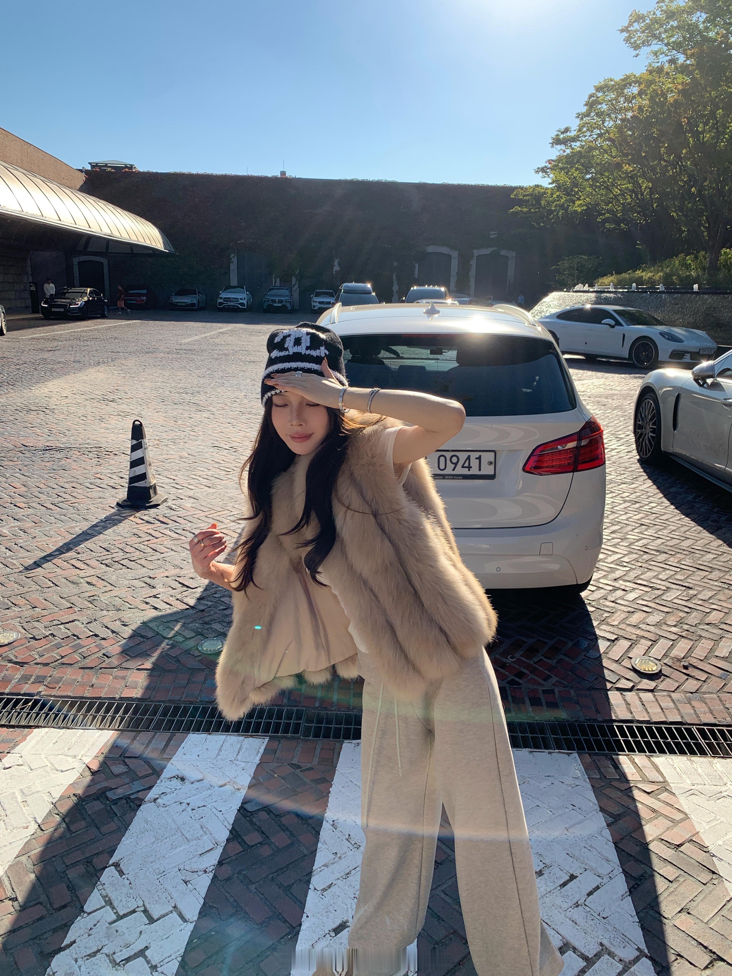 这条气球裤做的是加绒的 是很厚的复合特舒绒 南方的宝宝一条可以过冬了脚口做的是纽