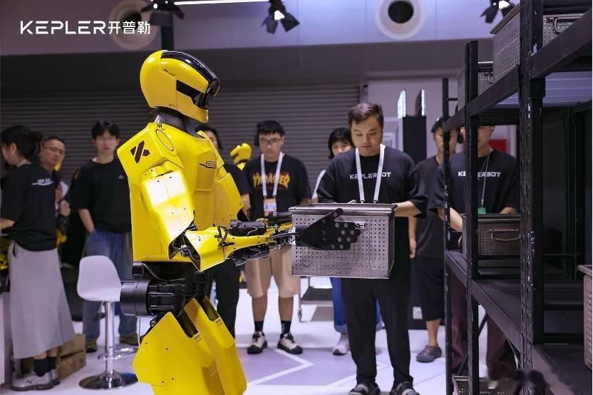 2025 世界人工智能大会（WAIC）上，开普勒 K2 人形机器人完成全球首个双