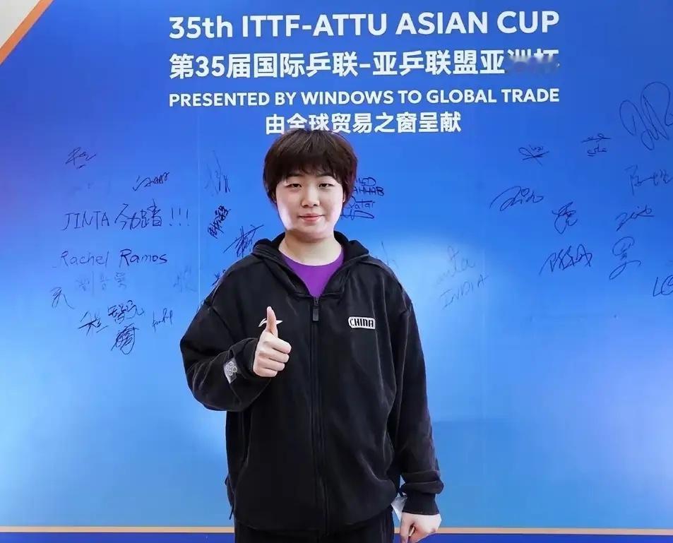 海口亚洲杯晚宴照片新鲜出炉啦！国乒合影大多中规中矩，王楚钦时尚发型依旧，就是不知