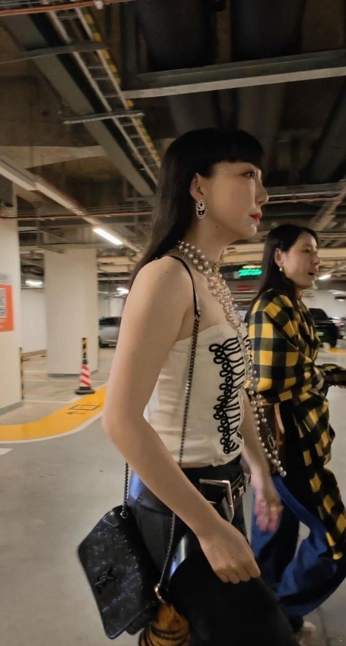在歌手棚门口偶遇吴莫愁歌手偶遇吴莫愁曝歌手第五期补位嘉宾，好声音出来的两个狠人要