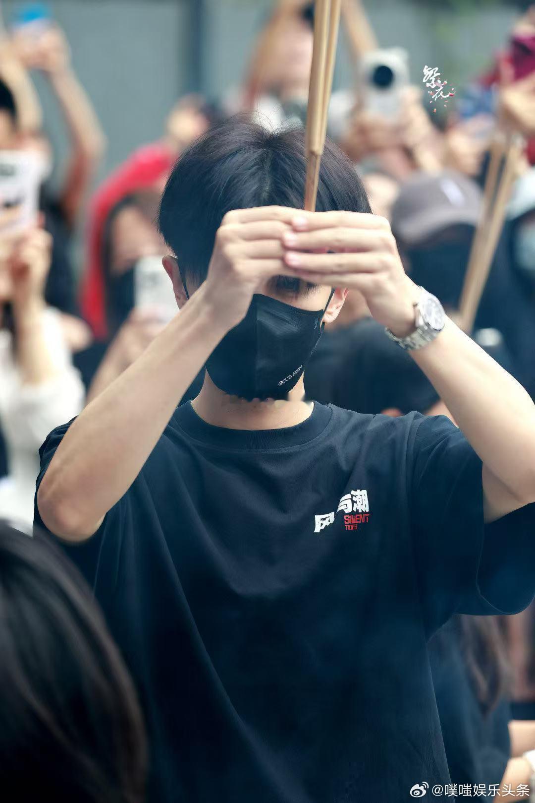 任嘉伦风与潮开机现场任嘉伦简直就是年代剧的代言人，他演起来太有感觉了，无人能敌！