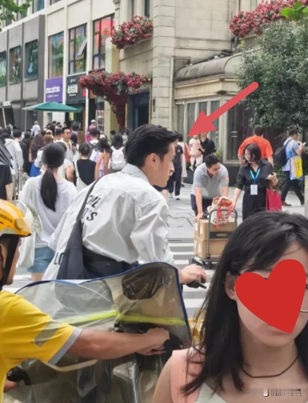 胡歌，应该是顶流里最没有明星架子，最接地气的一位了吧！[呲牙]
他被网友偶遇，在