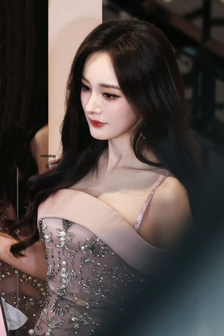 杨幂没口罩纯美貌杨幂上一秒活动现场下一秒机场 杨幂没口罩纯美貌，完全美貌的神[奶