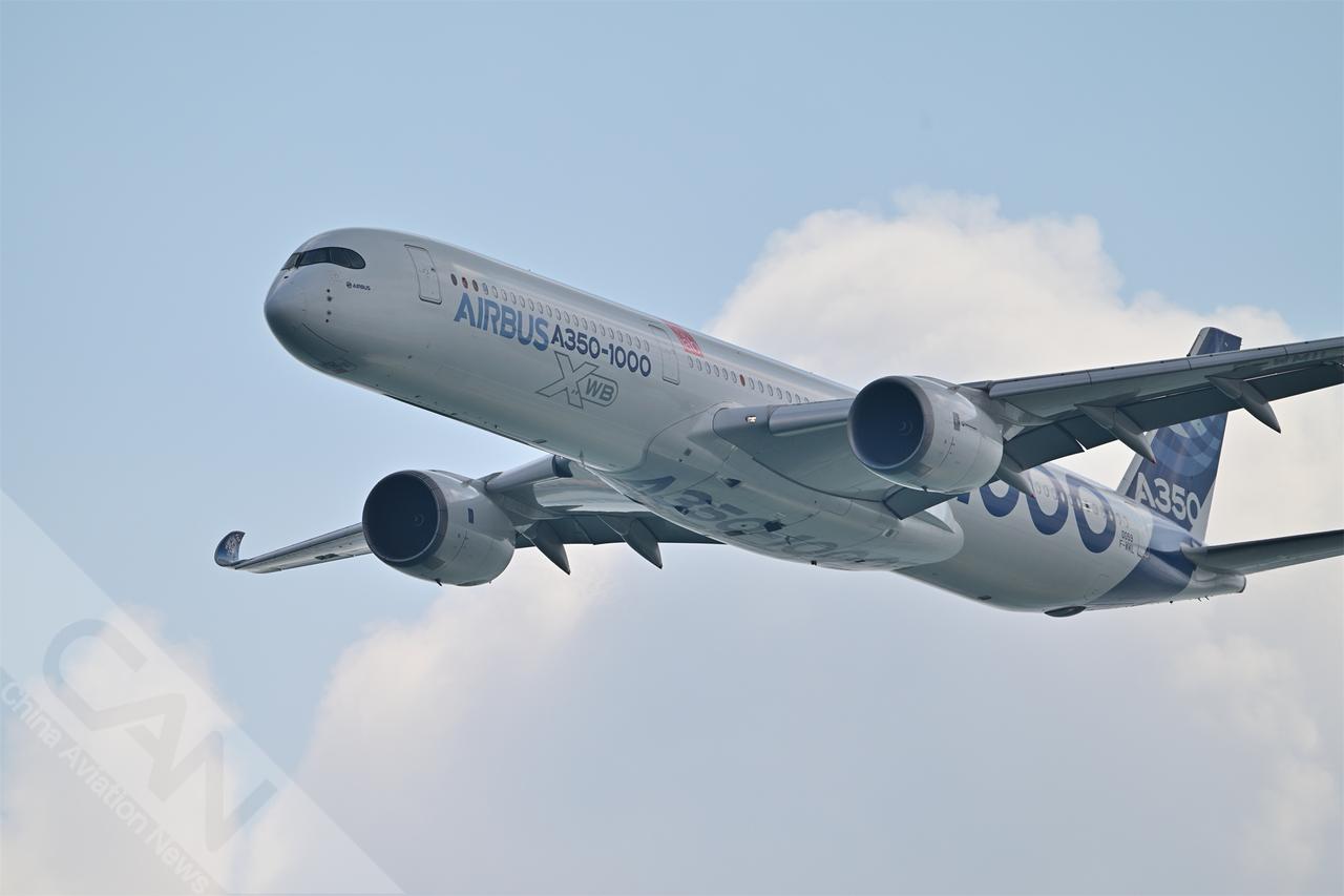 2月1日，一架空客A350-1000客机在新加坡航展媒体预展上进行飞行表演。（摄