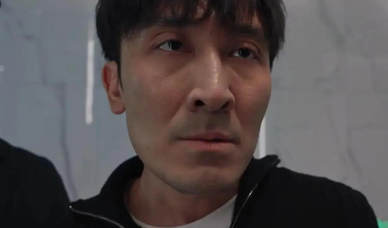 追剧《以法之名》  剧中饰演陈胜龙的角色会见领导时，总是梳成大背头，油光铮亮的，