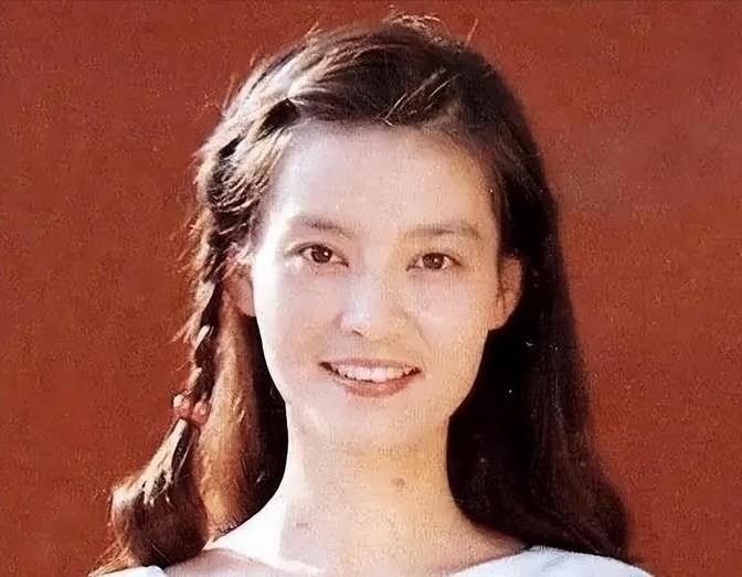 1979年，刚结婚1年的潘虹，出轨了导演杨延晋。杨延晋的妻子洪融可不是省油的灯，