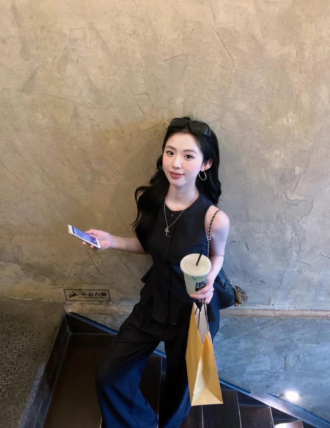 妮感这就来了🧁🐰𖦹⁺⁎˚
又嗲又俏皮
日常生活里的快乐瞬间  每日穿搭  