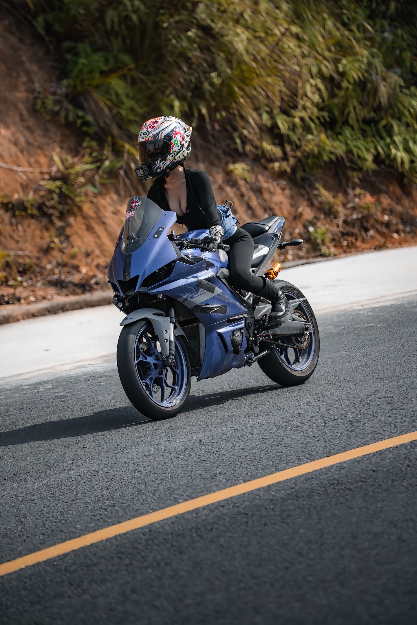 骑摩托车的乐趣还是很多的… 