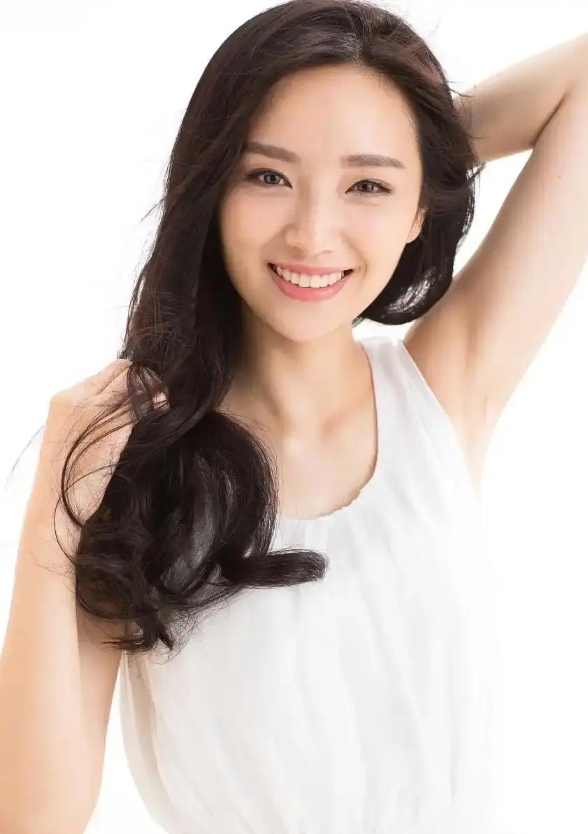 内娱出了个可怕的演员，
​那就是肖妍倪。
​不是因为她长得像倪妮，而是这姑娘太拼