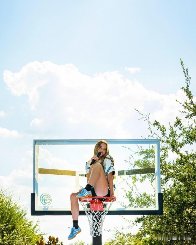 女神真的是太美了，NBA第一美女瑞秋坐篮筐上拍照！

众所周知，瑞秋是NBA公认