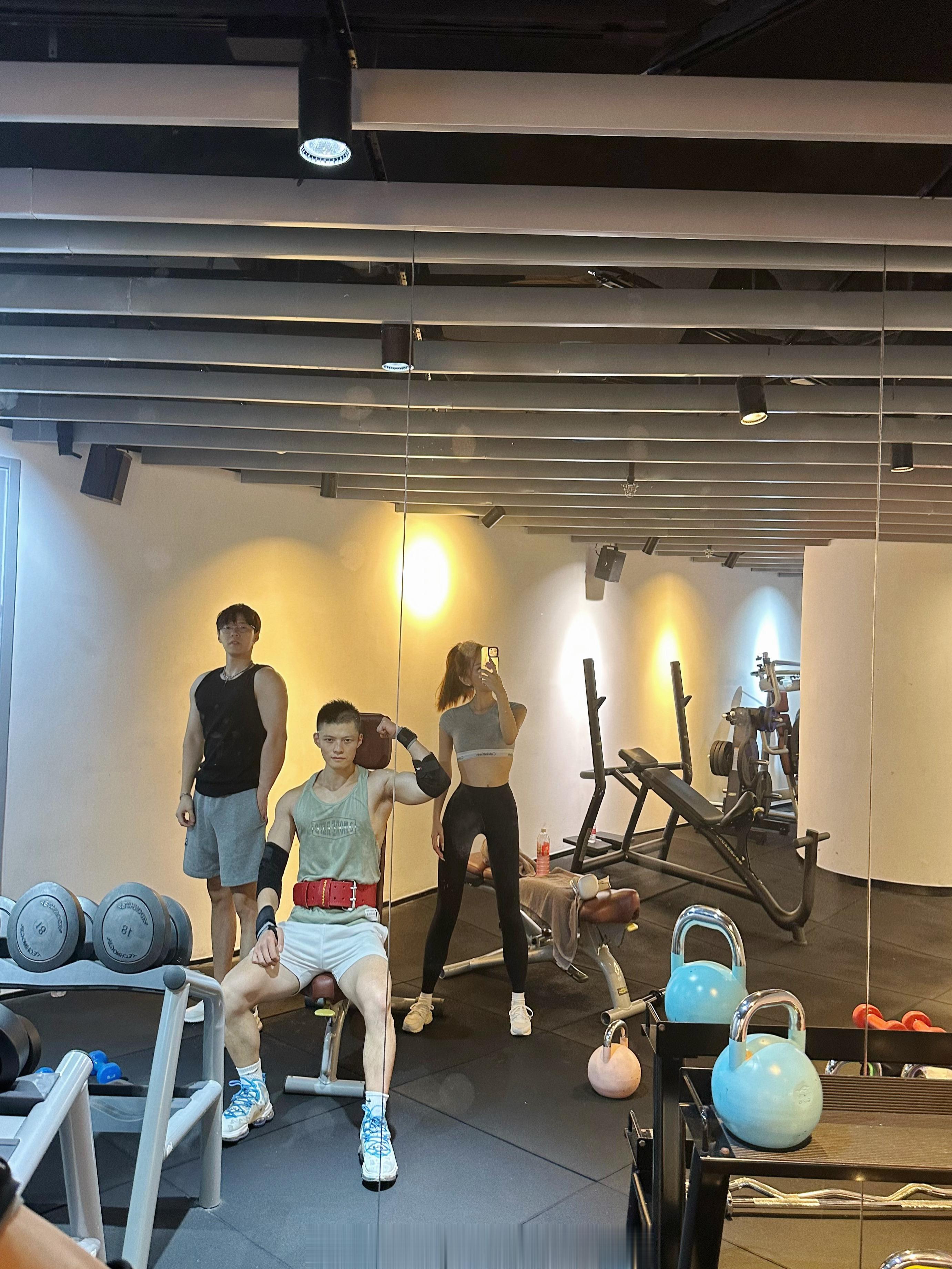 好朋友从悉尼回上海了来陪我们健身昨天阳仔就约了Law今天中饭前gym早上陪俩健身