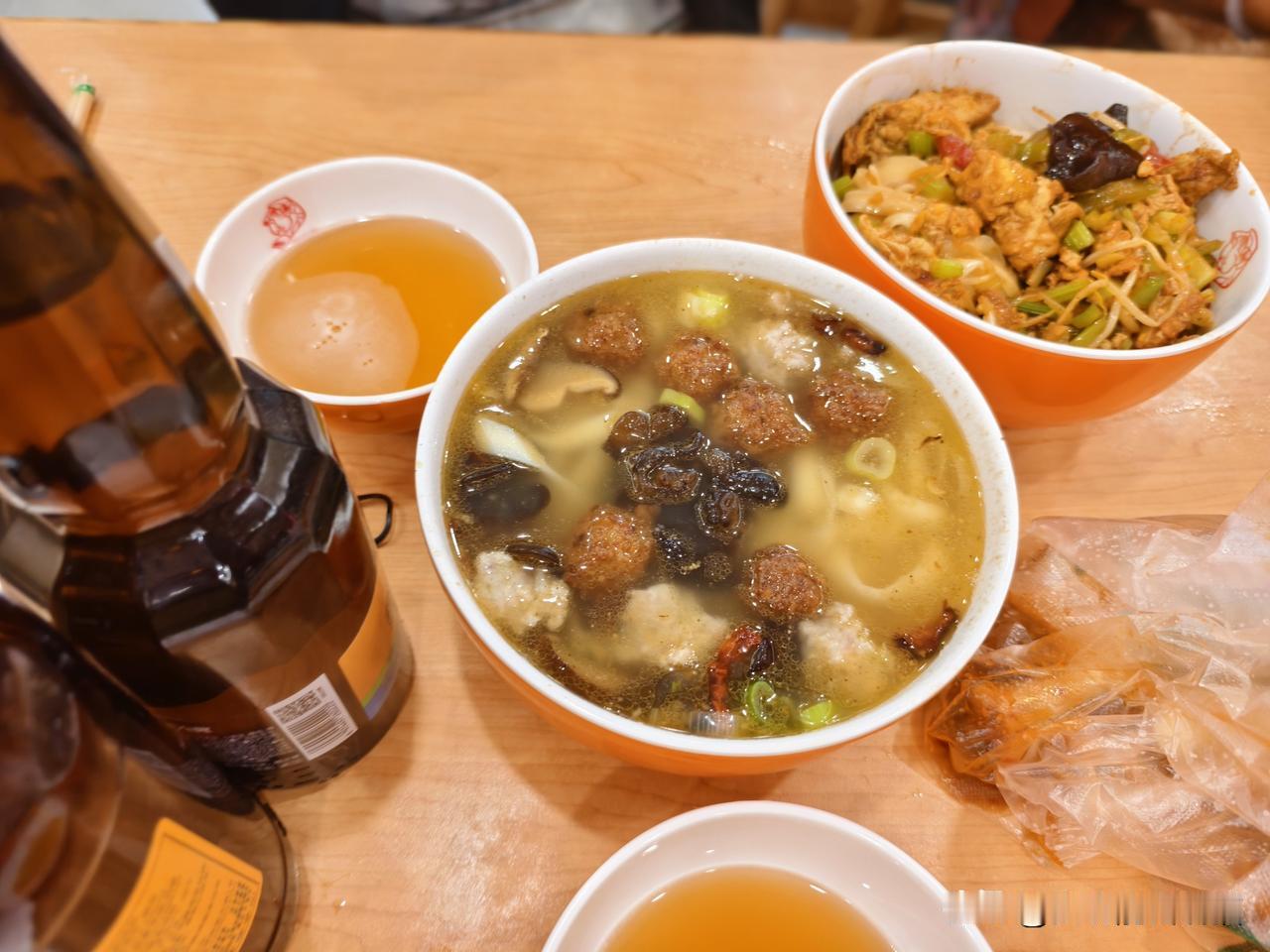 山西偏关猫姐带着父母晚上抵达了延安宝塔万达广场附近，先安排好住宿问题，然后再找最