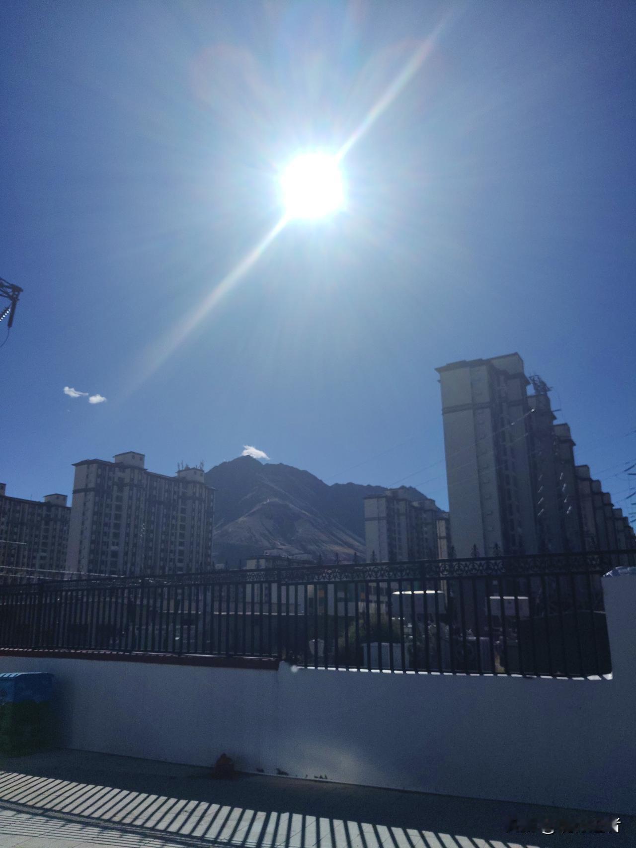我终于理解为什么叫日光之城，气温不高，但真的很晒，有点灼烧感。
虽然说的是拉萨，