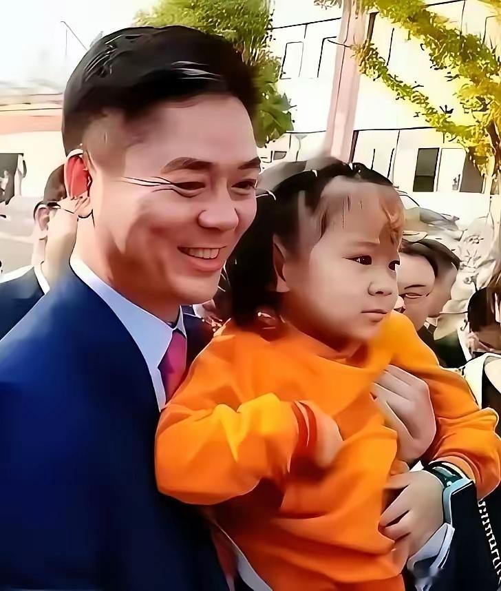 前阵子刘强东夫妇抱着大女儿回宿迁老家的视频刷到的时候，​我盯着父女俩的脸愣了三秒