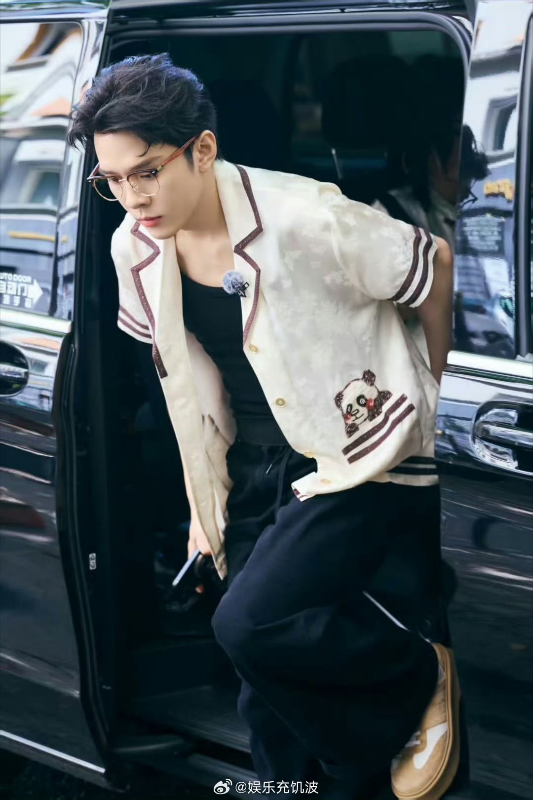 李佳琦看完路透连夜爆改合伙人执行力拉满！李佳琦看完路透立刻调整造型，别针挂眼镜细