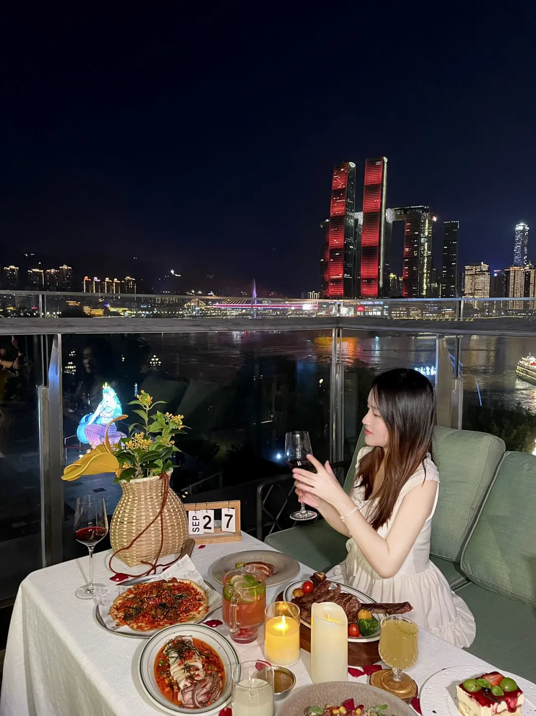 别再去洪崖洞了！长嘉汇的夜景更适合拍照