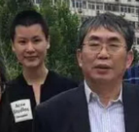 聂卫平儿媳李囿利，寸头配西装，把围棋圈和时尚圈都炸了！
她站在东京棋院门口，一身