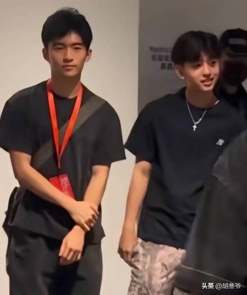 张柏芝现身机场接18岁大儿子Lucas回家，画面温馨动人。她一身休闲装扮，早早在