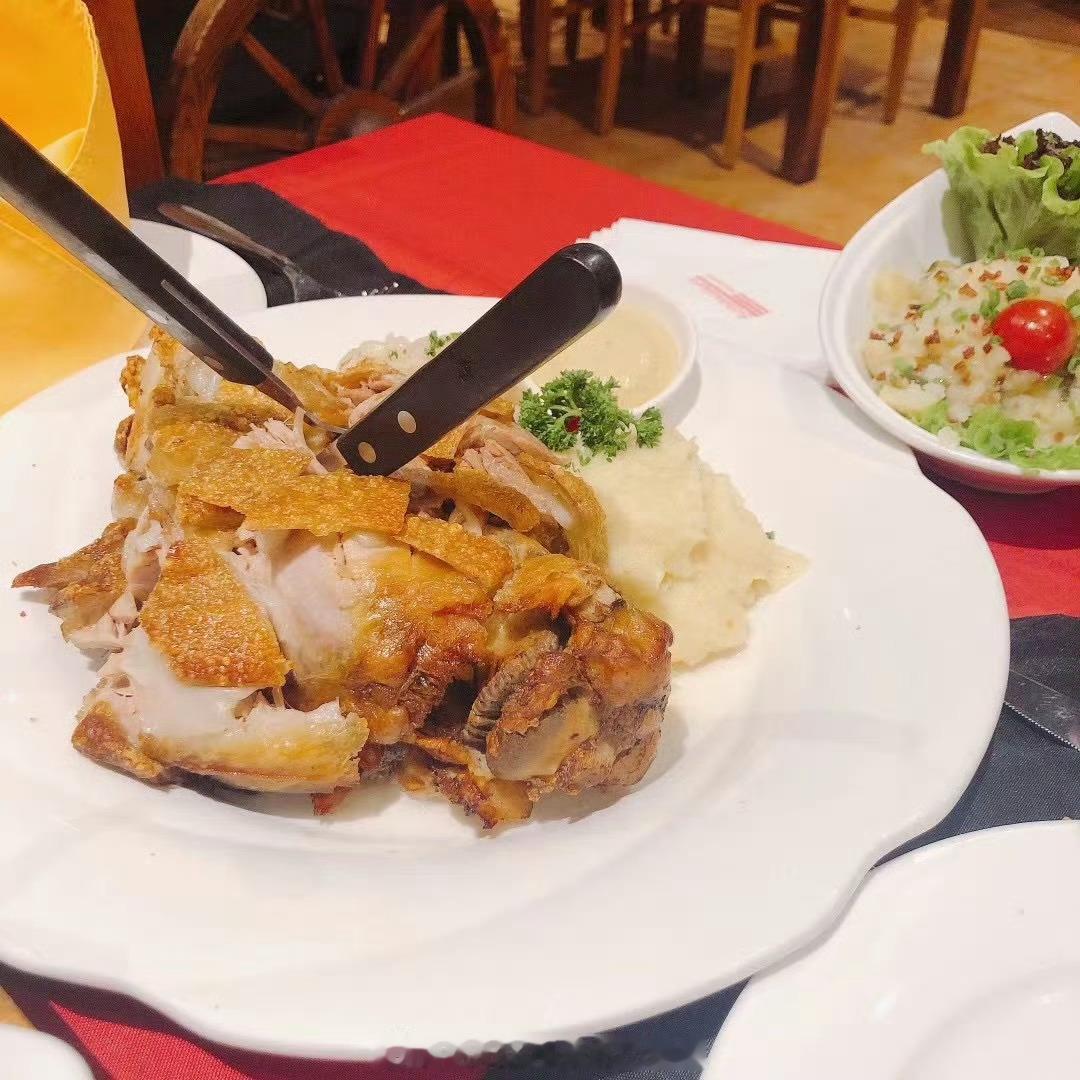 突然好想吃申德勒加油站的德国烤猪肘啊🍖都怪郑朋、、、 