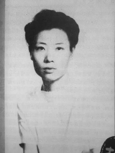 1941年的一天，杨刚到许地山家里约稿，没想到许地山的夫人主动提出给杨刚和乔冠华