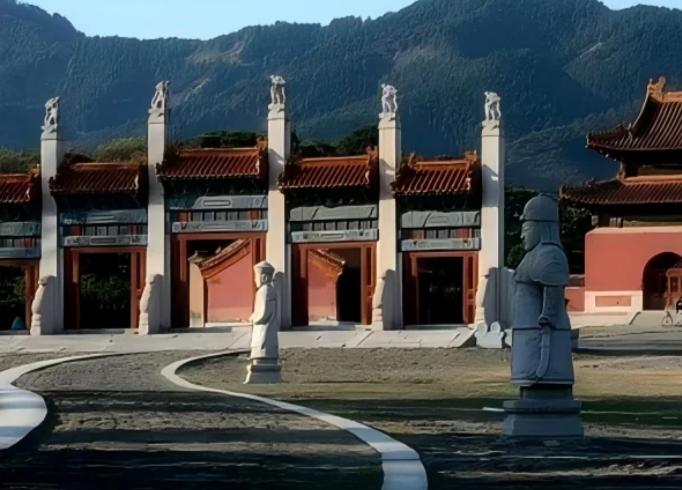 他是臭名昭著的“东陵大盗”，炸慈禧墓、盗乾隆陵，死后留下骂名。可他的儿子，却成了