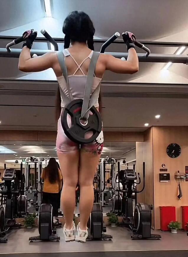 另类“招生广告”，哈工大女博导秀肌肉。
这是哈工大深圳校区副教授、博士生导师杨雪