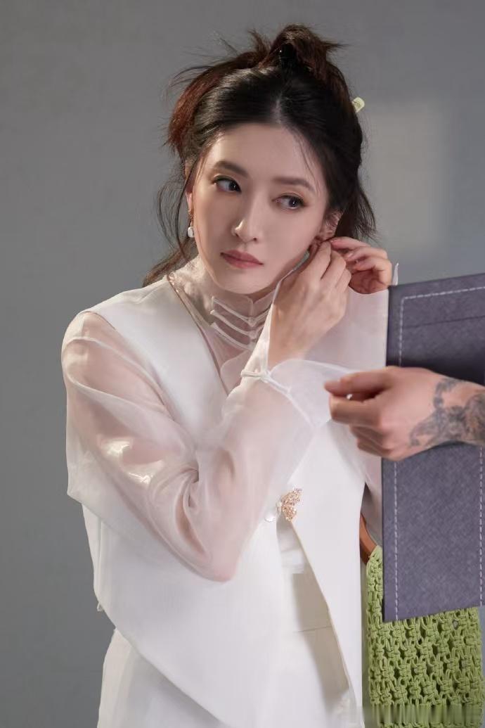 江疏影新剧要当任重后妈江疏影任重的强强对戏，没有激烈的争吵，眼神藏成年人复杂较量