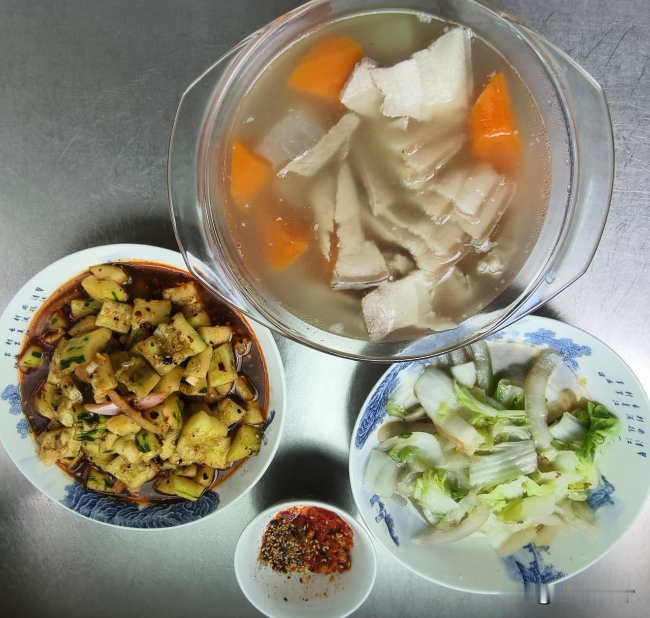 虽然台风“白海豚”中心已离开江苏，但残余环流仍在持续影响南京，今天还是风雨交加的