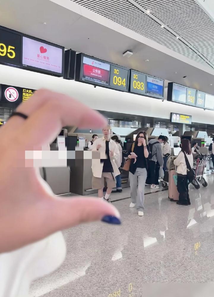 袁咏仪在机场那一秒切换的微笑，全网都在吹敬业。我告诉你，别瞎感动。那是被资本焊死