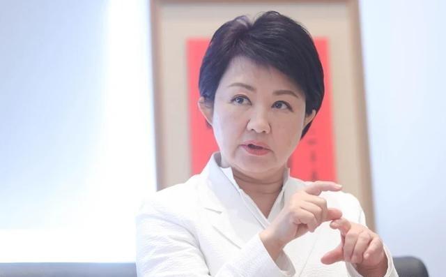 在美国的时候，台海、安全、军购，卢秀燕什么都敢讲；飞机一落台湾，画风全变，满口城