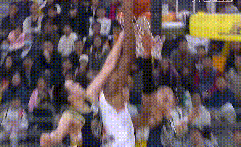 白边彻底打嗨了，暴扣后怒吼宣泄，没办法，广东队内线根本对不上，白边太生猛了 广东