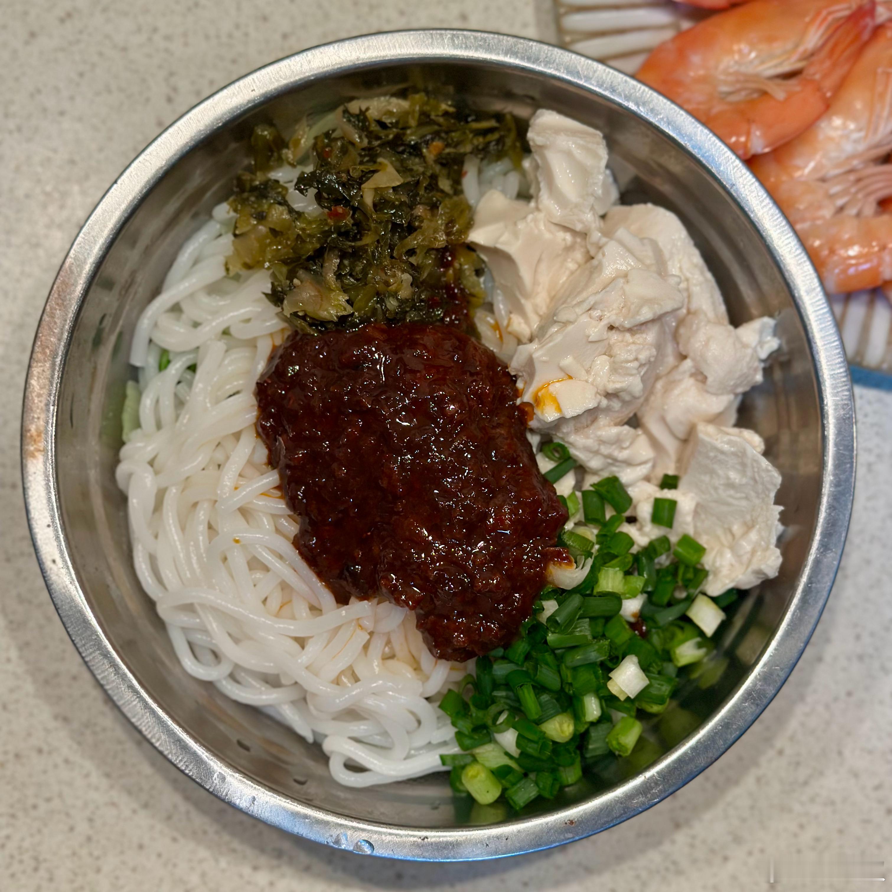 晚饭在外面没吃好，回家买了一份云南豆花肉酱拌米线，还不错，云南风味还原得相当好。