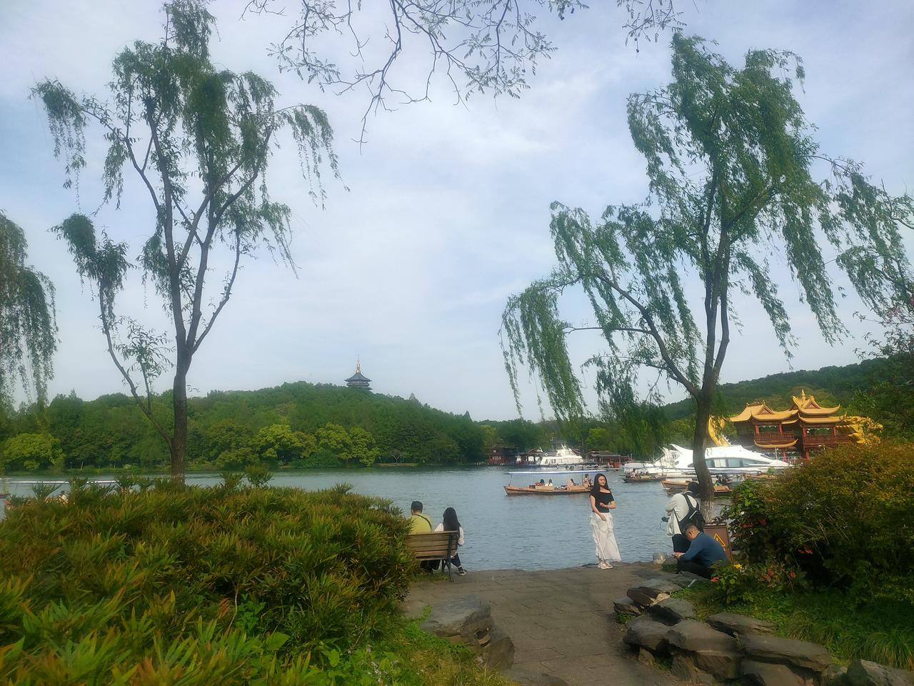 侬好上海呀
春天的杭州和西湖很美，西湖淡妆浓抹总相宜，杭州在春秋战国是越国的属地