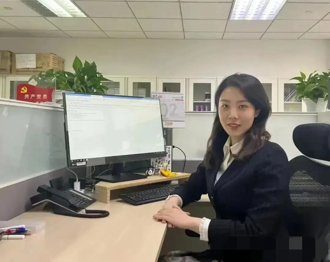  长相虽然很普通，但身材绝对算得上是一流了，才不到30岁，还是硕士毕业，跟一个近