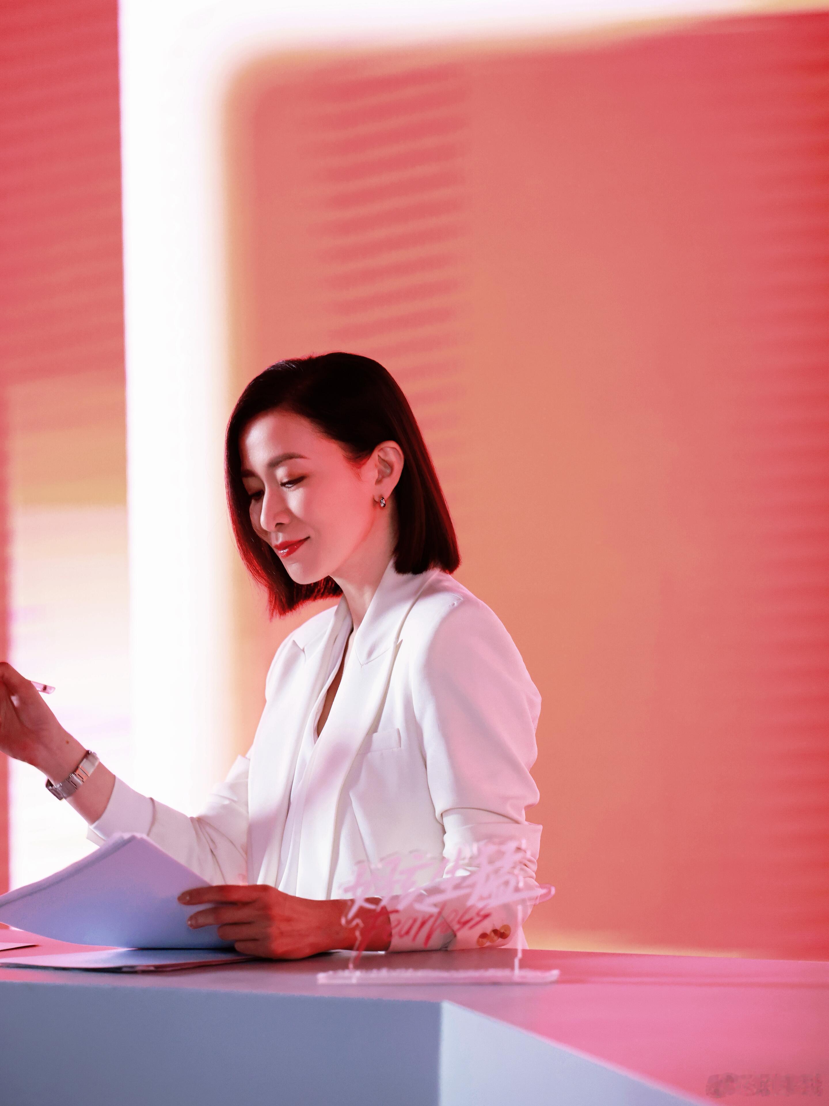 佘诗曼港普粤语切换自如 佘诗曼港普粤语切换自如的视频我能循环N遍！港普的铿锵和粤